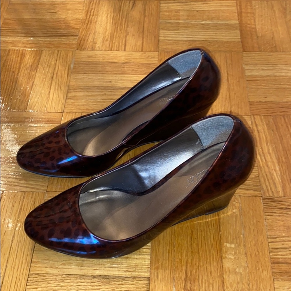 Glossy expression animal print wedges